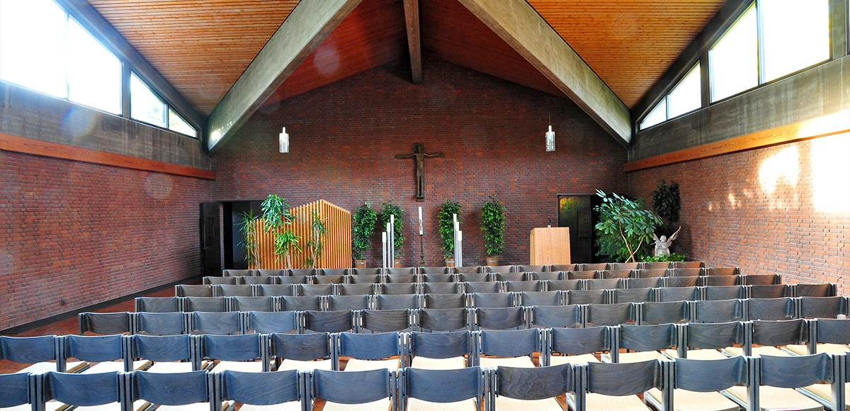 Bild der Innenansicht der Trauerhallen des Friedhofs: Neckarau