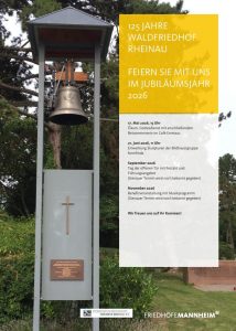 Textfeld in Gelb und Weiß im Vordergrund mit der Vorankündigung der Feierlichkeiten zum 125. Jubiläum des Waldfriedhofs Rheinau. Im Hintergrund ist die Friedhofsglocke zu sehen.