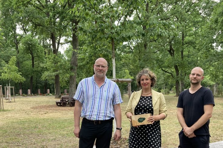 Eigenbetriebsleiter der Friedhöfe Mannheim Andreas Adam, Erste Bürgermeisterin Prof. Dr. Diana Pretzell und Friedhofsentwicklingsplaner Alexander Koslov bei der Einweihung des neuen Baumgrabfelds auf dem Waldfriedhof Gartenstadt