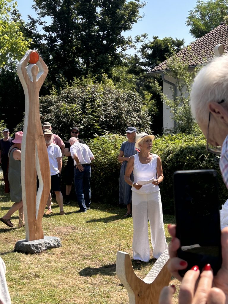 Die Künstlergruppe formfinda um Lucio Barro-Bejarano, Horst Beisel, Doris Lehmann, Renate Lenz-Pöhler, Irene Roschach und Karsten Wicke bei der Enthüllung der Skupturen auf dem Waldfriedhof Rheinau