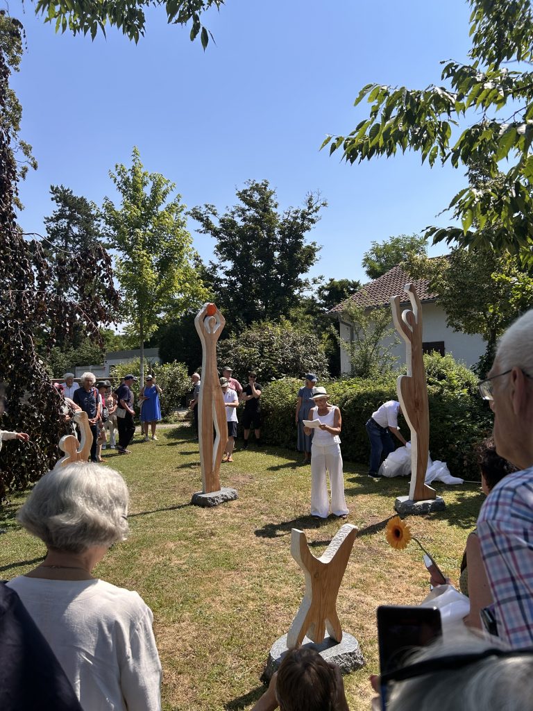 Die Künstlergruppe formfinda um Lucio Barro-Bejarano, Horst Beisel, Doris Lehmann, Renate Lenz-Pöhler, Irene Roschach und Karsten Wicke bei der Enthüllung der Skupturen auf dem Waldfriedhof Rheinau