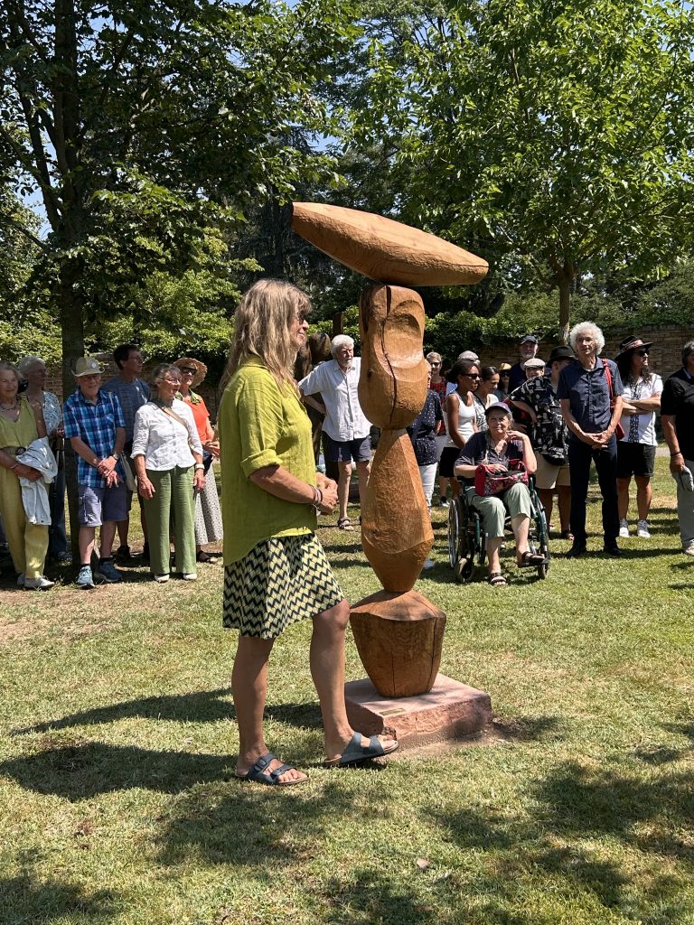 Die Künstlergruppe formfinda um Lucio Barro-Bejarano, Horst Beisel, Doris Lehmann, Renate Lenz-Pöhler, Irene Roschach und Karsten Wicke bei der Enthüllung der Skupturen auf dem Waldfriedhof Rheinau