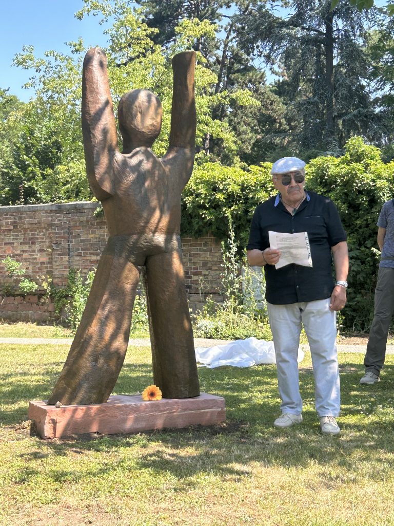 Die Künstlergruppe formfinda um Lucio Barro-Bejarano, Horst Beisel, Doris Lehmann, Renate Lenz-Pöhler, Irene Roschach und Karsten Wicke bei der Enthüllung der Skupturen auf dem Waldfriedhof Rheinau