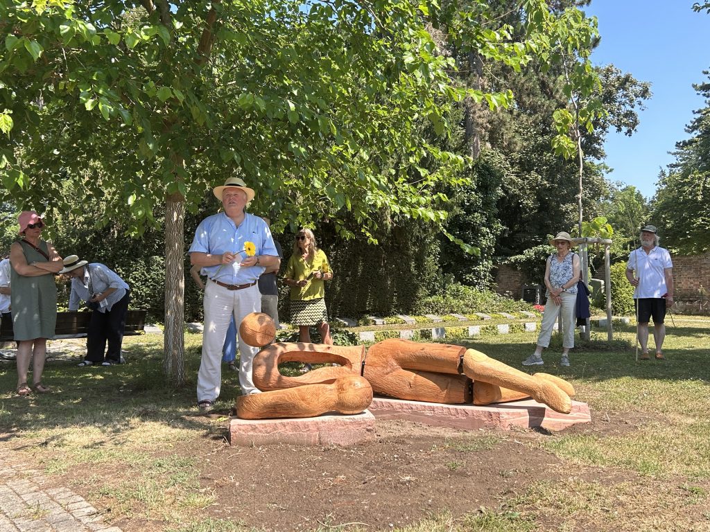 Die Künstlergruppe formfinda um Lucio Barro-Bejarano, Horst Beisel, Doris Lehmann, Renate Lenz-Pöhler, Irene Roschach und Karsten Wicke bei der Enthüllung der Skupturen auf dem Waldfriedhof Rheinau