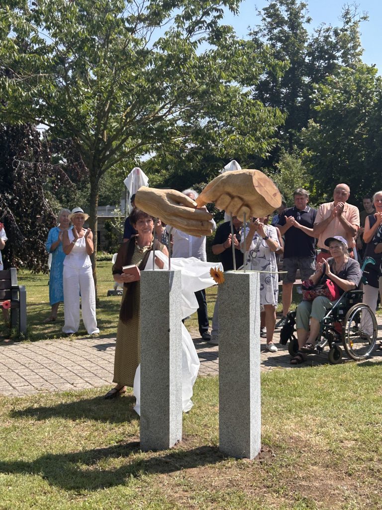 Die Künstlergruppe formfinda um Lucio Barro-Bejarano, Horst Beisel, Doris Lehmann, Renate Lenz-Pöhler, Irene Roschach und Karsten Wicke bei der Enthüllung der Skupturen auf dem Waldfriedhof Rheinau