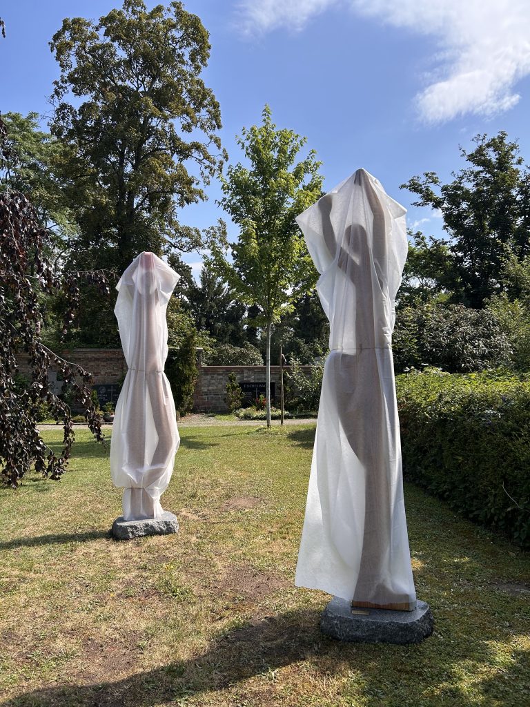 Die Künstlergruppe formfinda um Lucio Barro-Bejarano, Horst Beisel, Doris Lehmann, Renate Lenz-Pöhler, Irene Roschach und Karsten Wicke bei der Enthüllung der Skupturen auf dem Waldfriedhof Rheinau