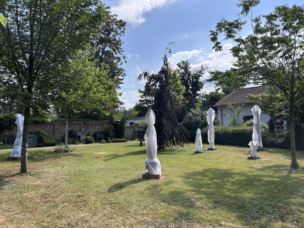Die Künstlergruppe formfinda um Lucio Barro-Bejarano, Horst Beisel, Doris Lehmann, Renate Lenz-Pöhler, Irene Roschach und Karsten Wicke bei der Enthüllung der Skupturen auf dem Waldfriedhof Rheinau