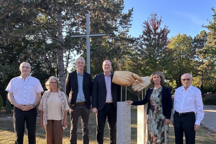 v. l.: Holger Kubinski [Interessengemeinschaft Friedhof Rheinau (IFR)], Gabriele Baier (Stadträtin), Dr. Harald Stockert (Leiter MARCHIVUM), BL Andreas Adam, EBMin Prof. Dr. Diana Pretzell, Kurt Kubinski [1. Vorsitzender Interessengemeinschaft Friedhof Rheinau (IFR)] Foto@Friedhöfe Mannheim